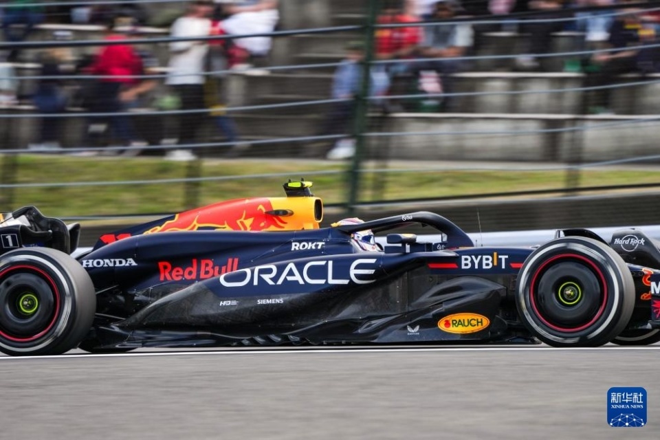 阿斯顿马丁翻盘索伯车队，佩雷兹带队取胜