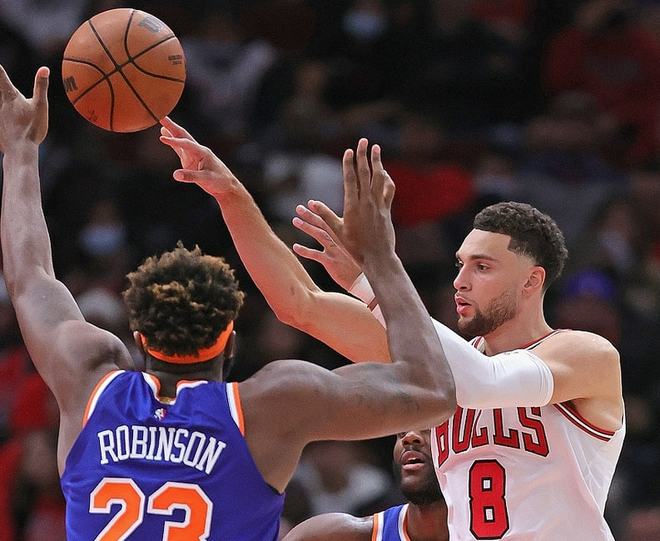 公牛碾压尼克斯，麦科勒姆带队取胜