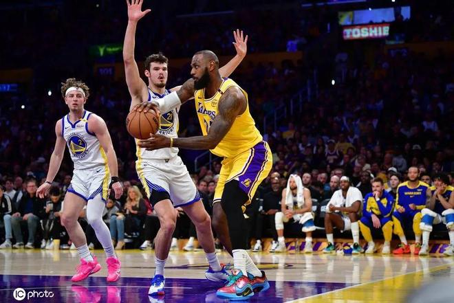 猛龙力克勇士，詹姆斯点燃赛场