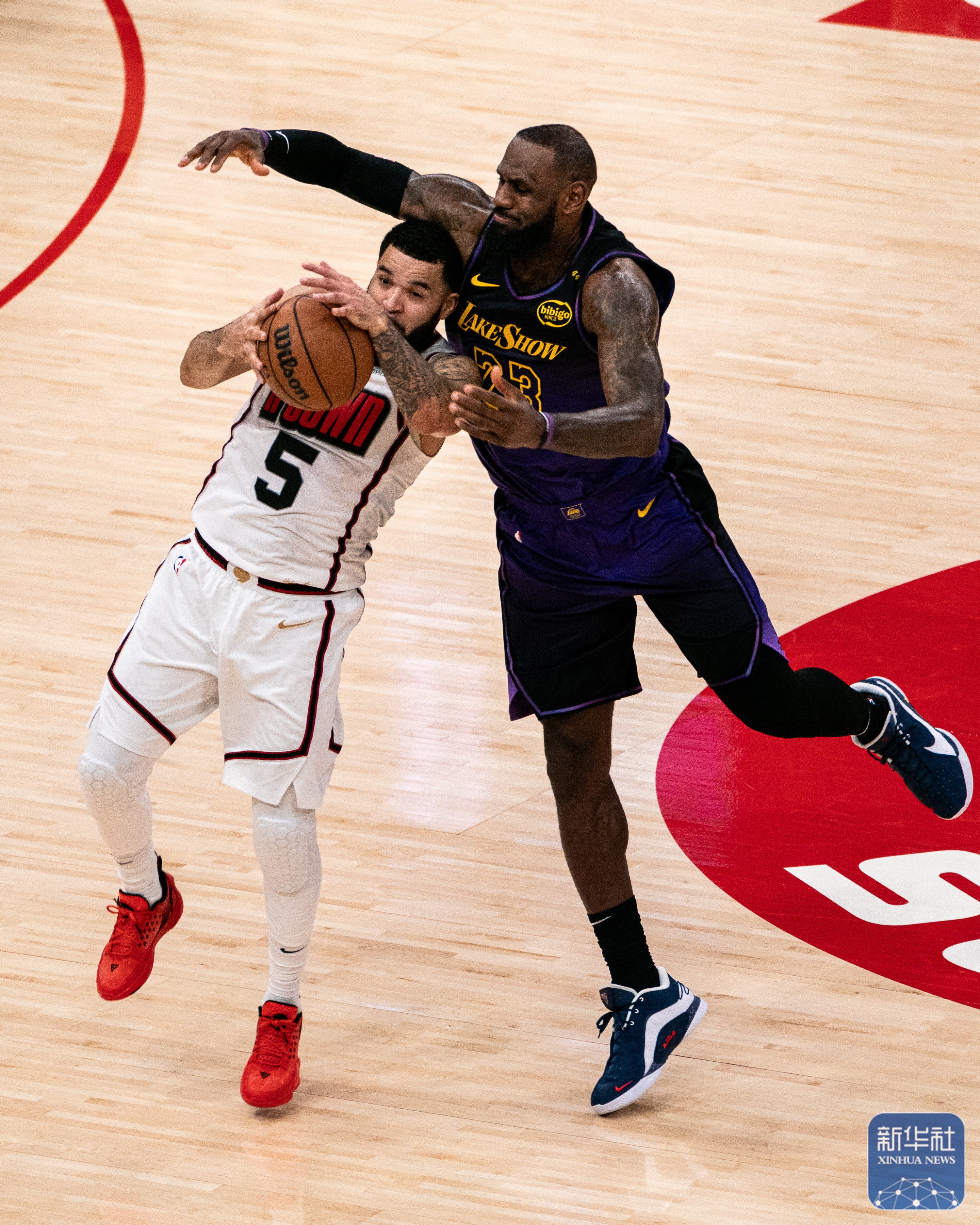 猛龙力克勇士，詹姆斯点燃赛场