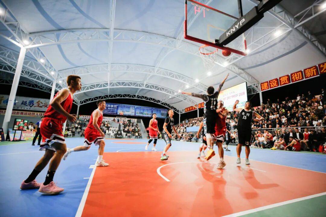 职业篮球比赛升温，观众热情高涨的简单介绍