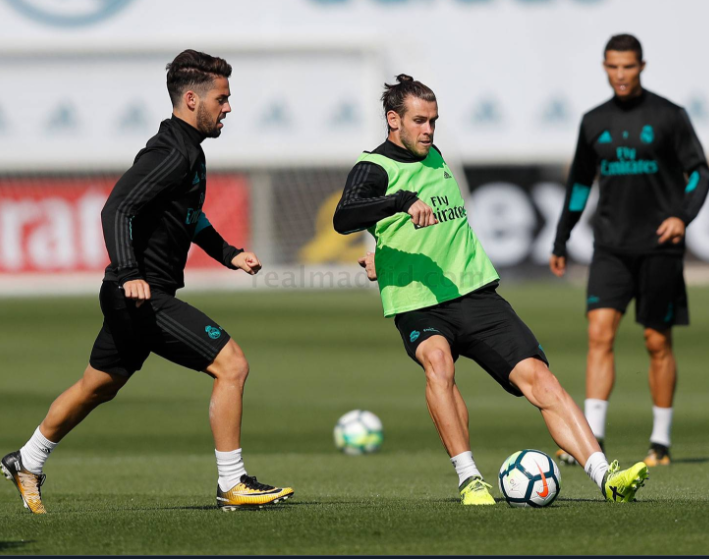 关于马刺队伤病缠身，教练寻找新的战术布局的信息