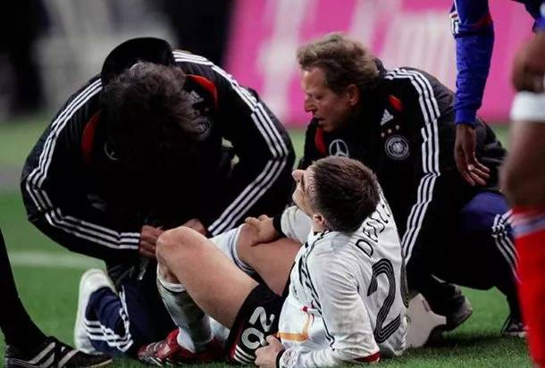 关于马刺队伤病缠身，教练寻找新的战术布局的信息