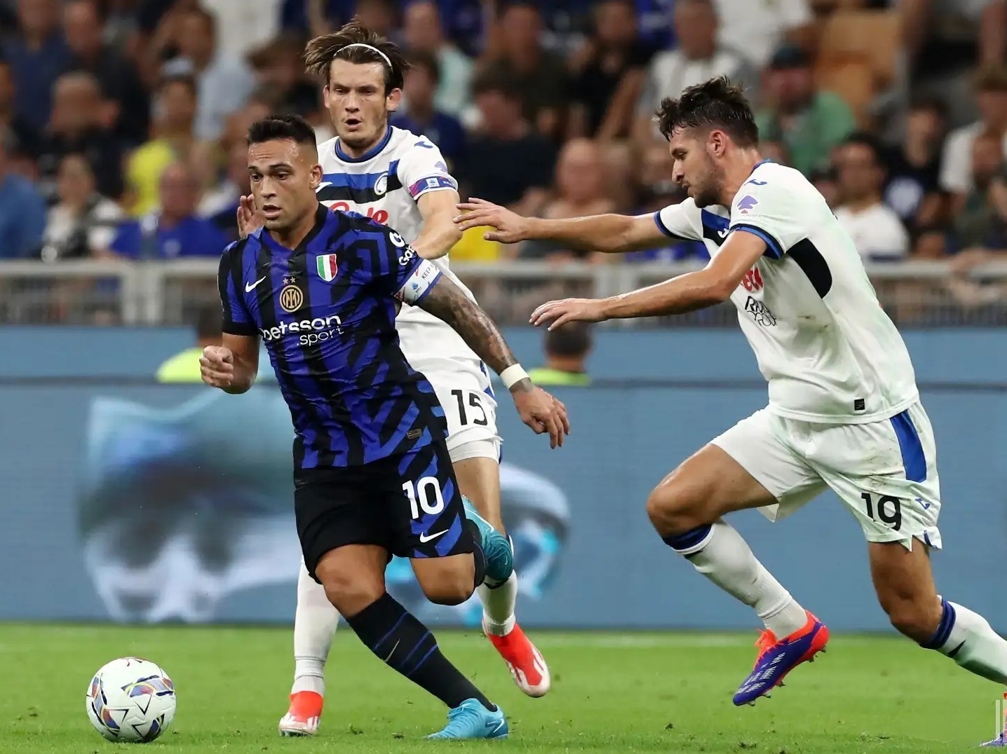 意大利联赛精彩绝伦，球队称霸赛场