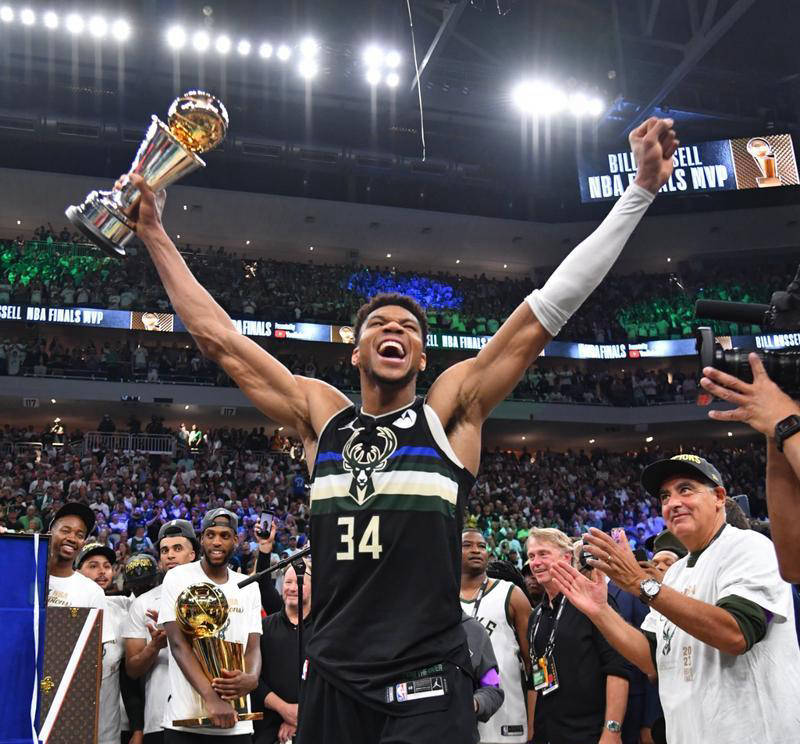 包含东部联盟赛场一片红火，雄鹿队表现抢眼的词条