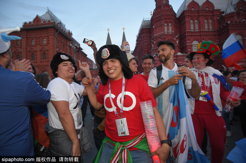 包含俄罗斯大获全胜，轻松晋级下一轮的词条