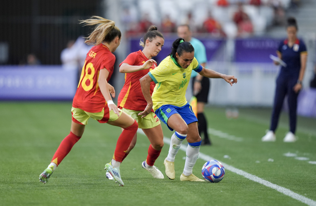 国际足球比赛中女子团队打出精彩表现