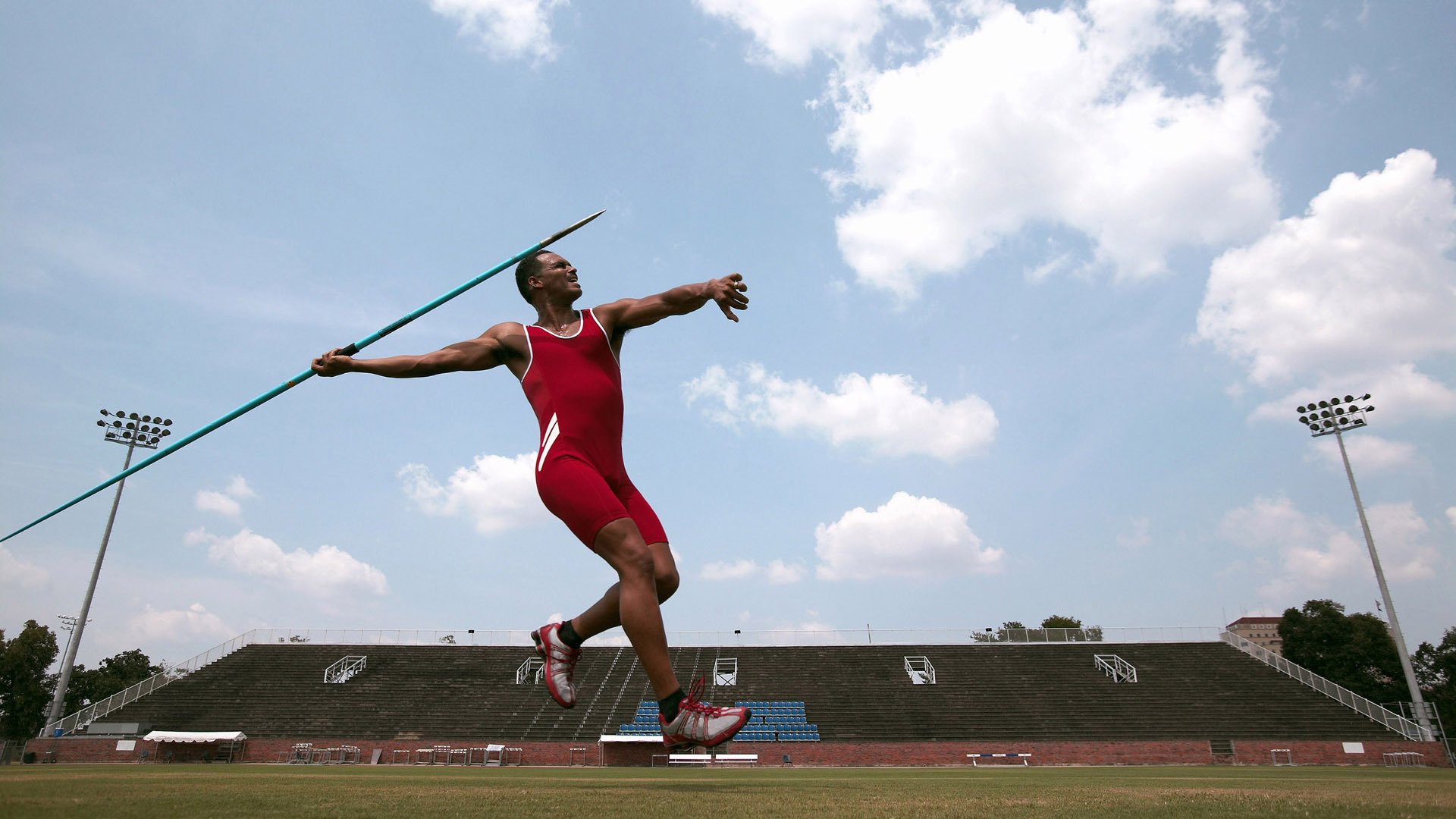 当绿茵场与赛道共振，伊拉克绝杀波兰，萨卡在F1揭幕战接管比赛