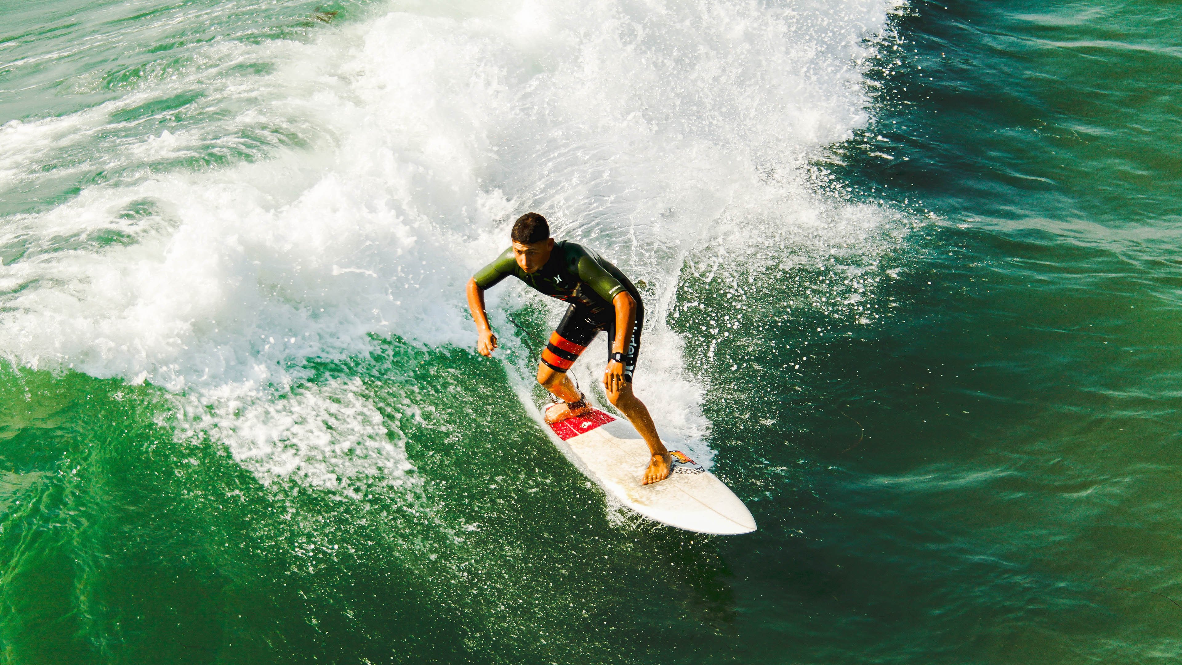 青岛队险胜新疆队，霍勒迪点燃赛场